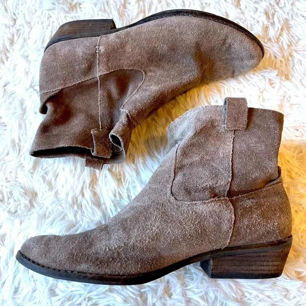 DV by Dolce Vita‎ suede pull on stacked wood heel ankle booties size 8 1/2